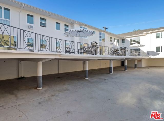 1250 N Crescent Heights Boulevard, West Hollywood CA: https://media.crmls.org/mediaz/597256fe-c713-4585-83a5-00b383f5705c.jpg