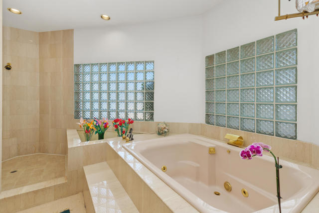 346 Crest Lake Drive, Palm Desert CA: https://media.crmls.org/mediaz/59727c97-3a97-4ed9-859b-a2a0fe71d7d9.jpg