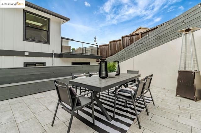 7900 Michigan Ave, Oakland CA: https://media.crmls.org/mediaz/5972bca7-48c9-4de0-9afa-8f7762f4b7bb.jpg