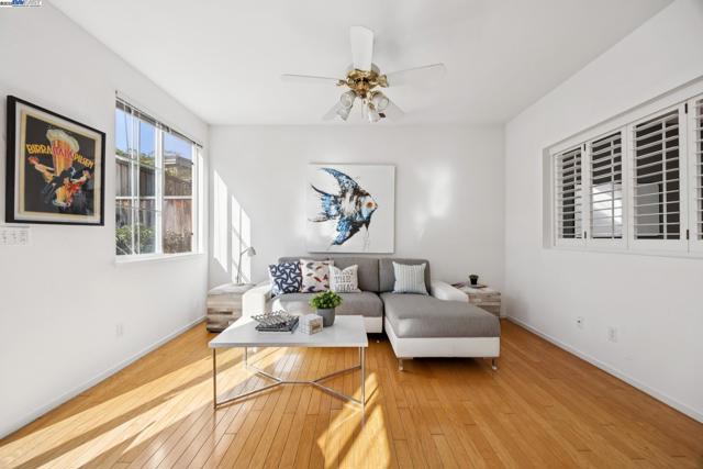 15 Mcdonnel Rd, Alameda CA: https://media.crmls.org/mediaz/5973113c-75e3-4d86-9f7d-cf74dbababae.jpg