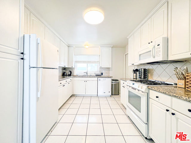 1173 Amherst Avenue, Los Angeles CA: https://media.crmls.org/mediaz/597318f4-0728-4ca1-8922-0c1598edccb8.jpg