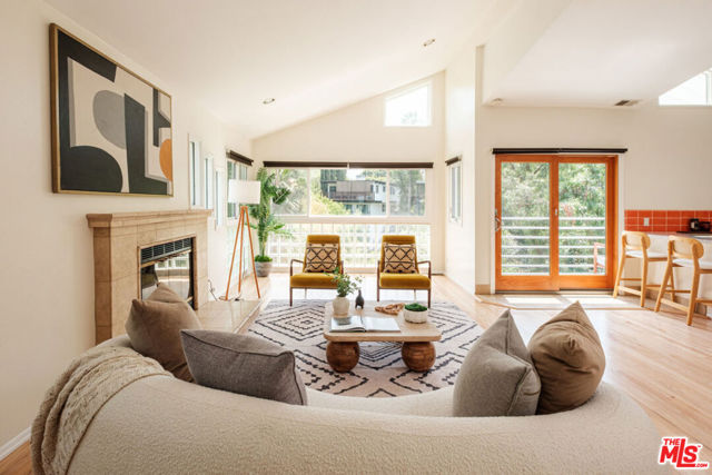 980 Oneonta Drive, Los Angeles CA: https://media.crmls.org/mediaz/597479cb-8c8b-4407-a7c6-46ee37582662.jpg