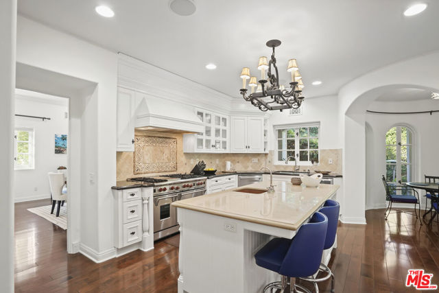 18414 Corazon Circle, Tarzana CA: https://media.crmls.org/mediaz/5974de7c-d34a-43b8-b9ad-e74cb3e12721.jpg