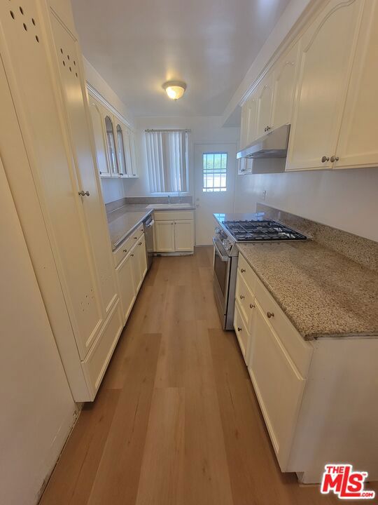 5306 Vantage Avenue, Valley Village CA: https://media.crmls.org/mediaz/5974f357-7df8-408e-a04b-c852eddab808.jpg