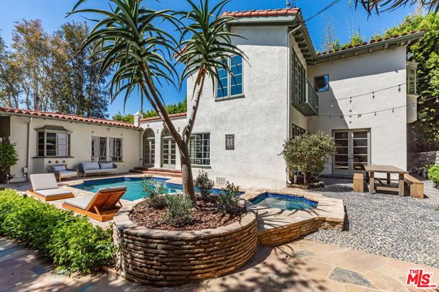 1136 N Doheny Drive, Los Angeles CA: https://media.crmls.org/mediaz/59751a11-c3db-4b46-9b3f-8d5f0ec90ebf.jpg