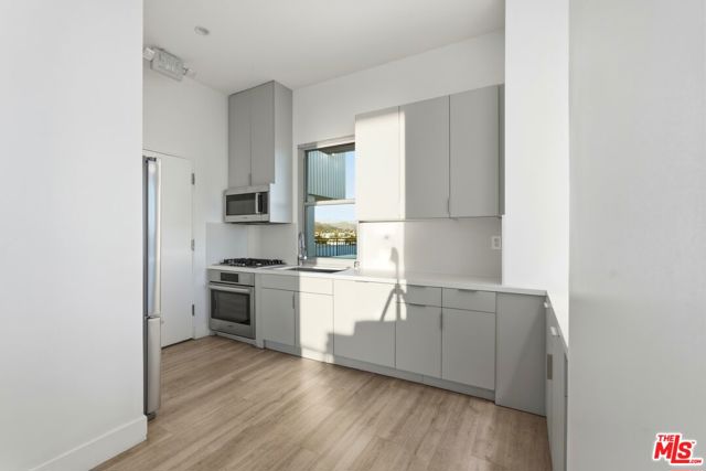 1100 Alta Loma Road, West Hollywood CA: https://media.crmls.org/mediaz/59760c0c-0f24-4422-8b83-63635dcfffb1.jpg