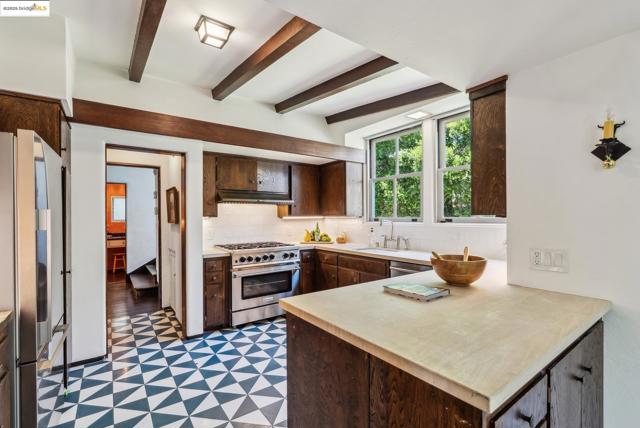 6801 Estates Dr, Oakland CA: https://media.crmls.org/mediaz/59764375-1148-4fc2-95d0-9a546a9a5e40.jpg