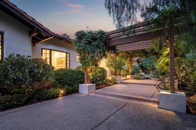 15807 Puerta Del Sol, Rancho Santa Fe CA: https://media.crmls.org/mediaz/597767ea-fe74-4a5a-a8bd-c7881b6af93a.jpg