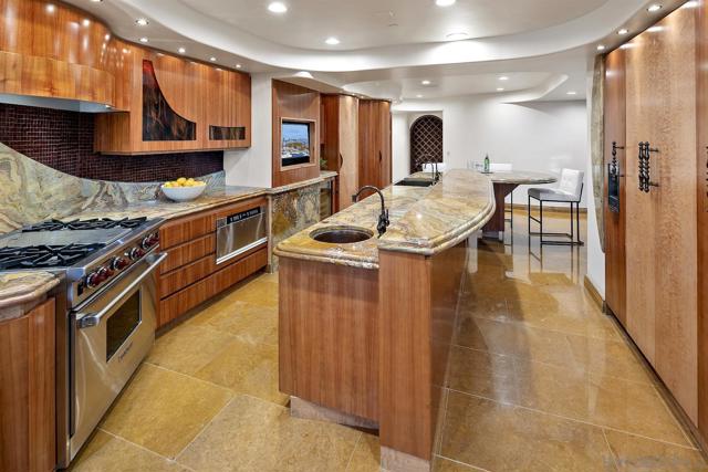 100 Harbor Dr, San Diego CA: https://media.crmls.org/mediaz/597895e8-5c99-4b81-8ab8-c054f33e4640.jpg