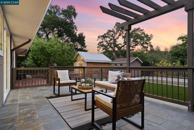 122 Stein Way, Orinda CA: https://media.crmls.org/mediaz/59790e9f-12cb-428d-bd78-eb232a4c8c06.jpg