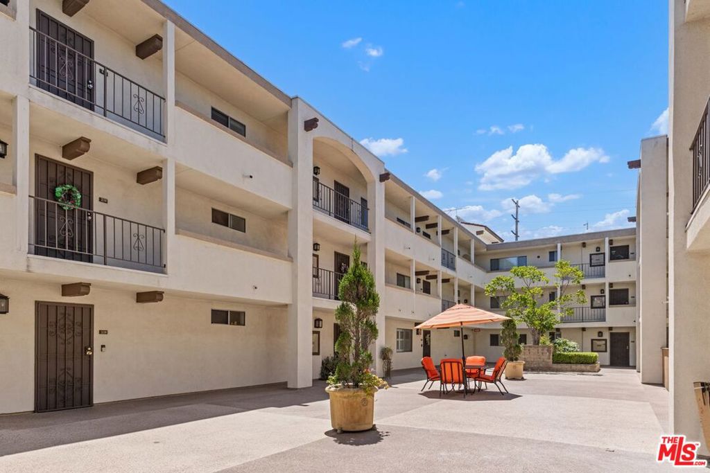12801 Moorpark Street #206