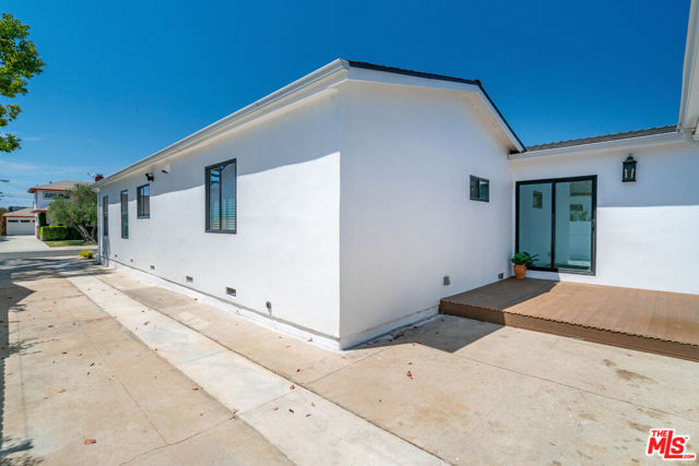 7832 Croydon Avenue, Los Angeles CA: https://media.crmls.org/mediaz/5979c633-187b-48e2-8565-9a298330dcd7.jpg