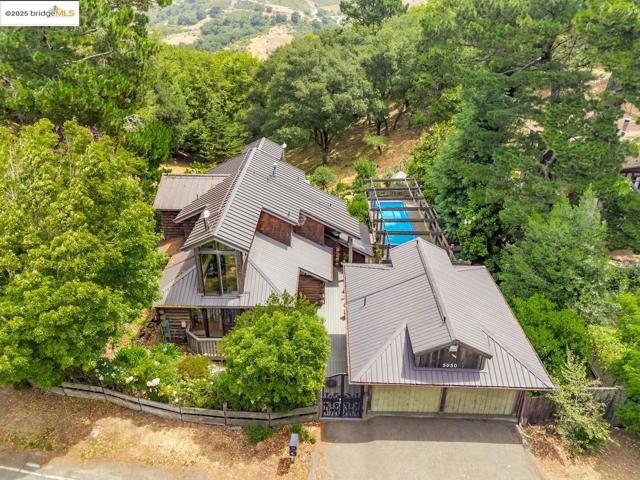 5950 Grizzly Peak Blvd, Oakland CA: https://media.crmls.org/mediaz/597a3897-cb3b-4989-bbd0-ef5ffcc99b76.jpg