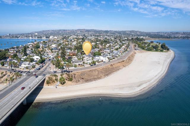 3328 Crown Point, San Diego CA: https://media.crmls.org/mediaz/597ba88d-5882-476c-aca6-f49efdf7ac9c.jpg