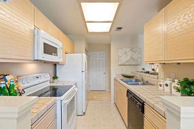 7710 Canyon Meadow Cir, Pleasanton CA: https://media.crmls.org/mediaz/597c2572-b57a-4980-a30c-27fb16bca099.jpg