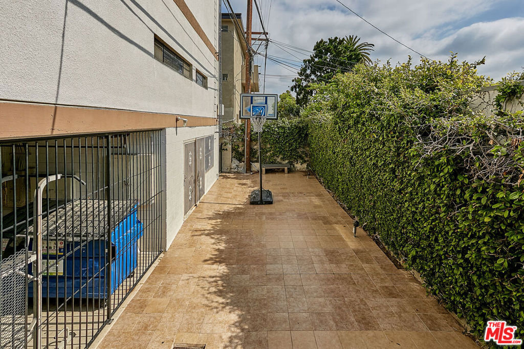 https://media.crmls.org/mediaz/597c35f8-ce6e-48f0-bd63-84b5e29d96d3.jpg?preset=X-Large
