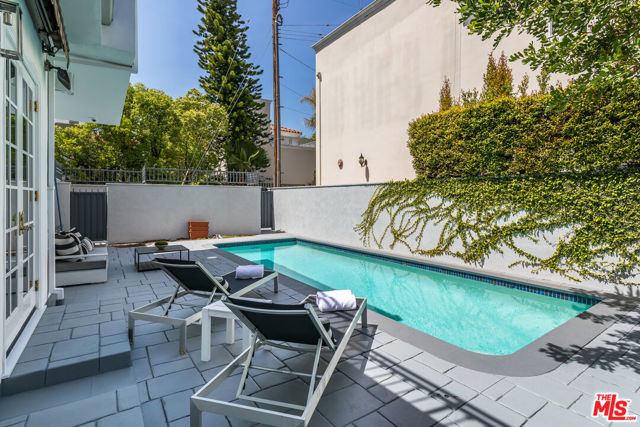 107 N Doheny Drive, Beverly Hills CA: https://media.crmls.org/mediaz/597c5487-b8f7-467d-aa43-cdbb417b598c.jpg