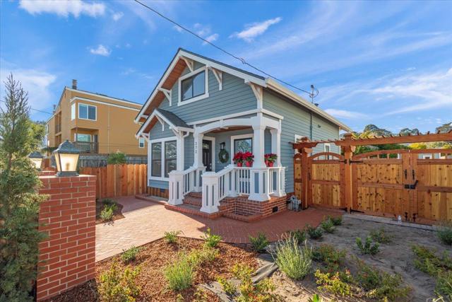 272 Clay Street, Monterey CA: https://media.crmls.org/mediaz/597cb627-6825-42bd-af68-7fe29344f425.jpg