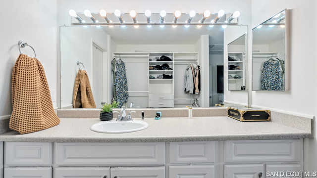 209 Espanas GLN, Escondido CA: https://media.crmls.org/mediaz/597d5336-2151-4dd5-9437-4767aab419cf.jpg