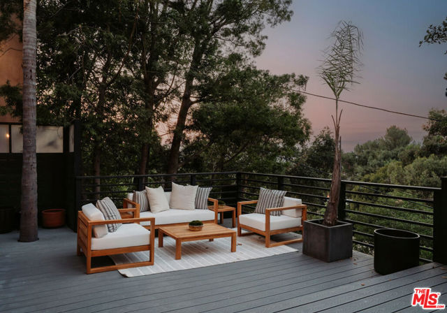 7209 Sunnydip Trail, Los Angeles CA: https://media.crmls.org/mediaz/597e20fc-e8e3-4a4a-b4a2-d0fe459827e5.jpg