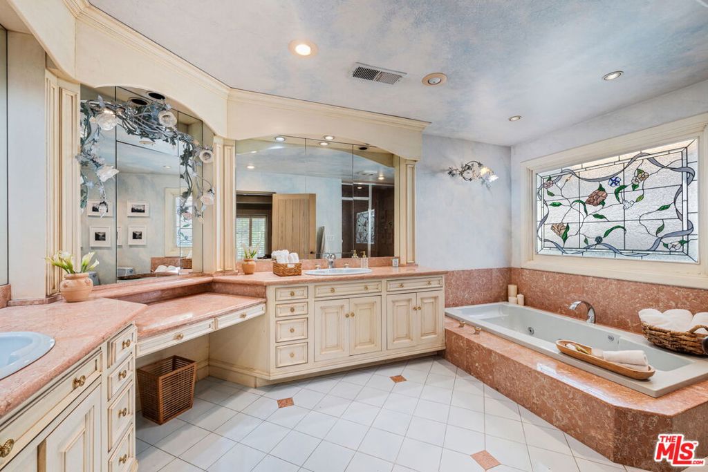 https://media.crmls.org/mediaz/597e784b-ad8c-4902-bed7-29150d23f540.jpg?preset=X-Large