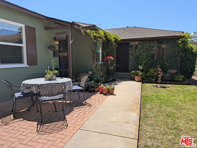 10739 Jefferson Boulevard, Culver City CA: https://media.crmls.org/mediaz/597f0380-077b-41f8-8725-7f3d98189fb2.jpg
