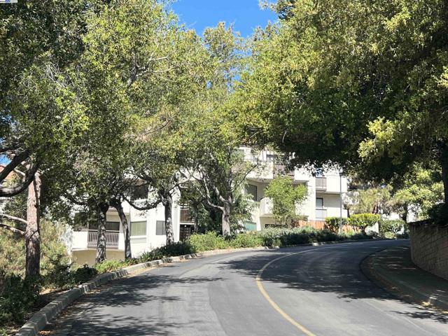 21228 Gary Dr, Hayward CA: https://media.crmls.org/mediaz/597ff0af-325b-4c7b-a8da-2699fd22c7ce.jpg
