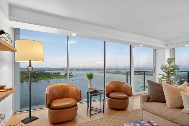 1810 Avenida Del Mundo, Coronado CA: https://media.crmls.org/mediaz/598067d1-6b0d-44d6-85dd-3c3b36dbc9b4.jpg