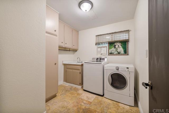 2719 Via Del Robles, Fallbrook CA: https://media.crmls.org/mediaz/5980e4ec-5602-4bc9-a49b-d86ee11f3c10.jpg