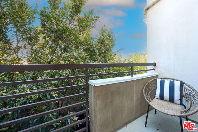 2121 Virginia Avenue, Santa Monica CA: https://media.crmls.org/mediaz/59815975-d120-46f7-900d-7092e7aede49.jpg