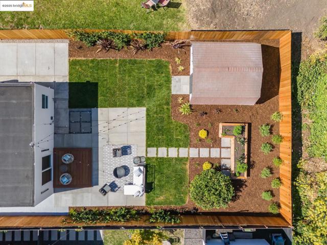 1415 10Th St, Berkeley CA: https://media.crmls.org/mediaz/598207c2-e9d4-42cc-8a52-37f310f23553.jpg