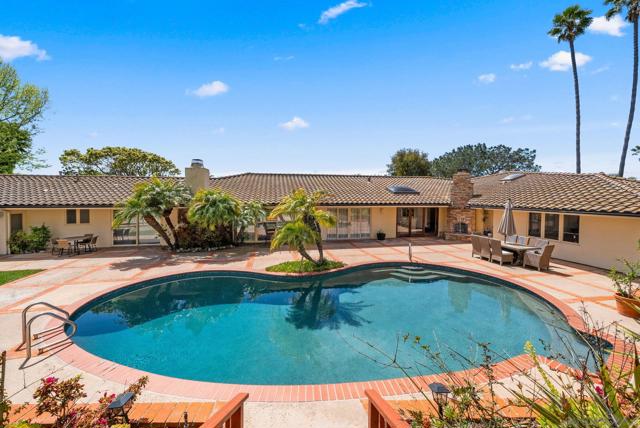 9351 La Jolla Farms Rd, San Diego CA: https://media.crmls.org/mediaz/5982316a-7aa3-4a7a-b547-738e2a0dbc24.jpg