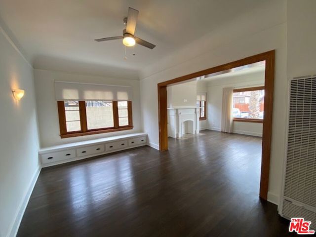 25 Falcon Avenue, Long Beach CA: https://media.crmls.org/mediaz/5982486d-e793-48bb-a74f-03d85ad5236d.jpg