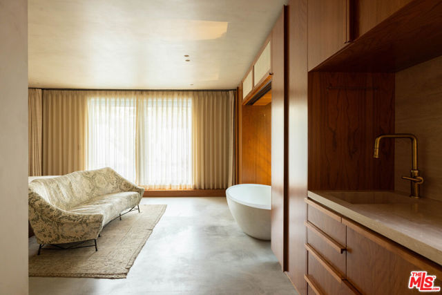 3307 Bonnie Hill Drive, Los Angeles CA: https://media.crmls.org/mediaz/598313f6-8900-448c-a6f0-803a9388cab5.jpg