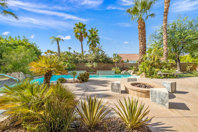 12 Boulder Lane, Rancho Mirage CA: https://media.crmls.org/mediaz/59832fce-e189-4051-8729-7b926269c329.jpg