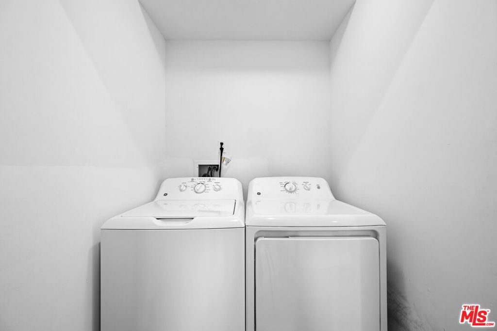 https://media.crmls.org/mediaz/598402f2-0b6a-46f2-a9ae-42882ccdb556.jpg?preset=X-Large