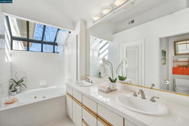 3094 Lakemont Dr, San Ramon CA: https://media.crmls.org/mediaz/598465b8-7bfb-4d92-84f8-fc42fb314594.jpg