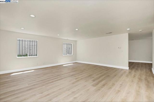 3251 Hyde St, Oakland CA: https://media.crmls.org/mediaz/5984b388-c8ce-4e73-beea-af366574b257.jpg