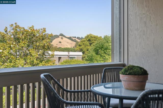 1150 Canyonwood Court, Walnut Creek CA: https://media.crmls.org/mediaz/5984cd1c-4aee-4fb4-a345-94c0c6ad0ba8.jpg