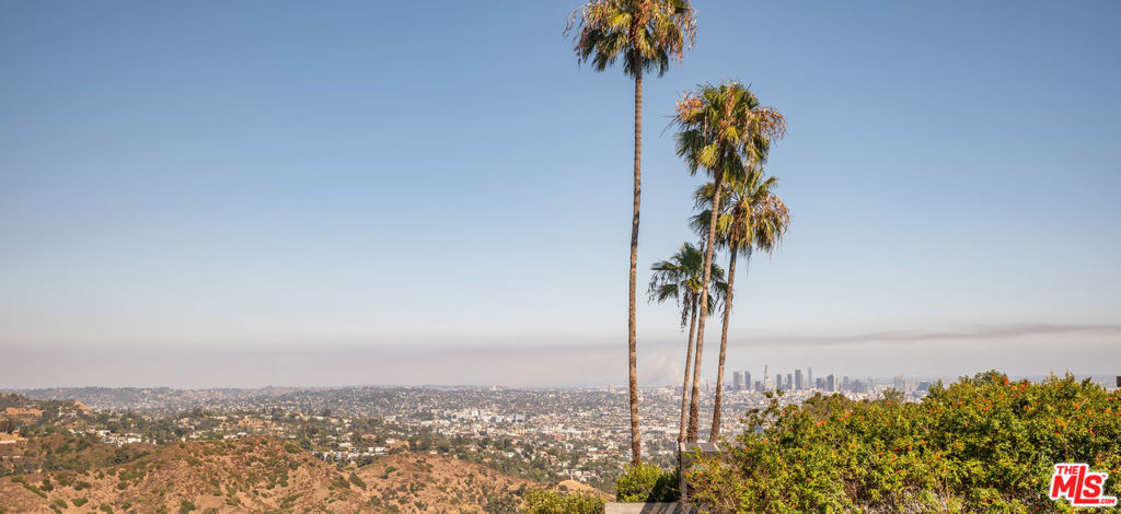 https://media.crmls.org/mediaz/5986ac54-96b3-4fbc-b3be-47abaf96ff2a.jpg?preset=X-Large