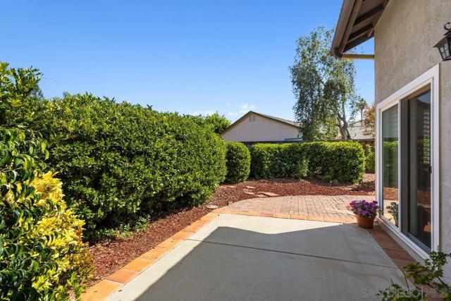 2084 Roberts Pl, Escondido CA: https://media.crmls.org/mediaz/5986f043-ba72-445d-82ad-1baecd6d2997.jpg