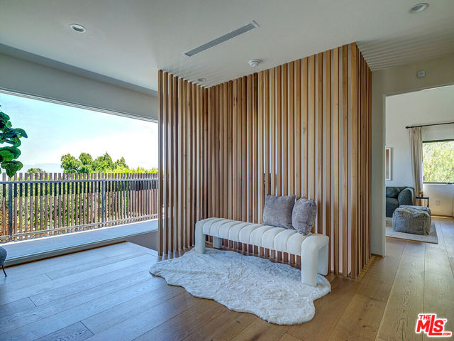 8674 Edwin Drive, Los Angeles CA: https://media.crmls.org/mediaz/59874da6-c168-41c7-9589-9cf76e31432f.jpg