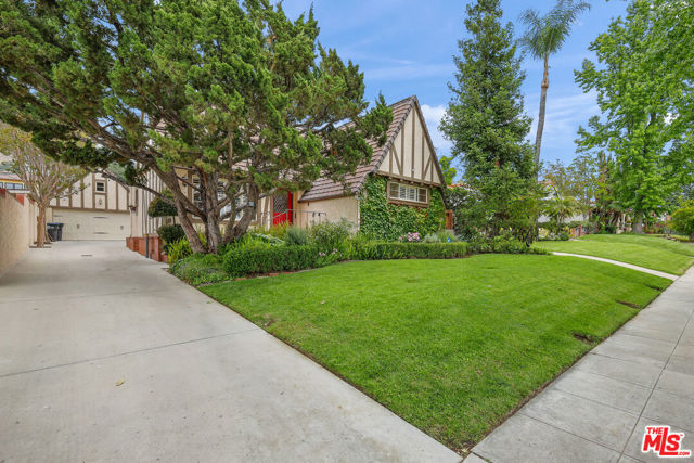 2005 Chilton Drive, Glendale CA: https://media.crmls.org/mediaz/5987adeb-e888-453c-ae5b-9e96676871af.jpg