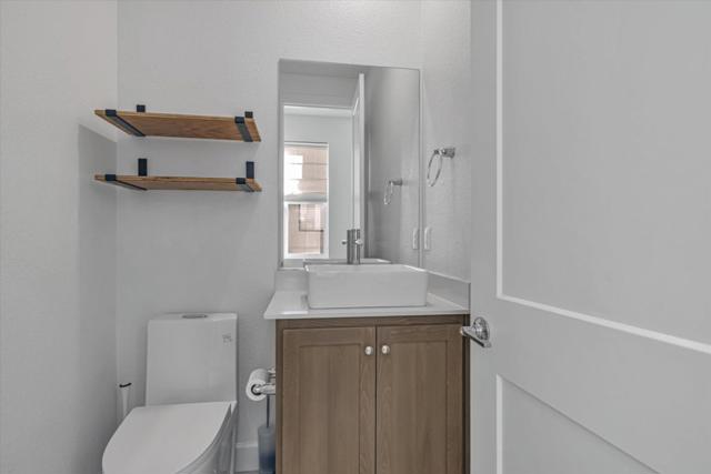 5636 Fallbrook Court, Dublin CA: https://media.crmls.org/mediaz/5987e6e3-672b-4975-ada1-f390a689382f.jpg