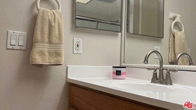 7640 Oso Avenue, Winnetka CA: https://media.crmls.org/mediaz/5988d7bf-d38b-4854-8c87-9066e814bd2e.jpg