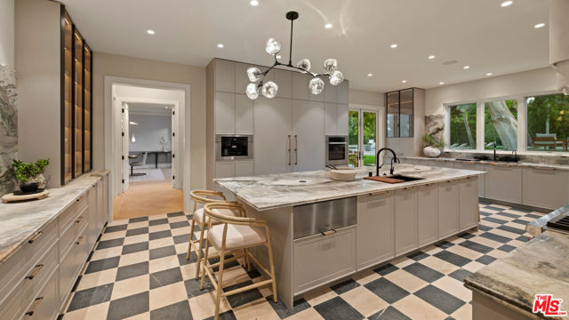 901 N Whittier Drive, Beverly Hills CA: https://media.crmls.org/mediaz/5989366c-0d02-49bc-8a9e-f6d85e52ab30.jpg