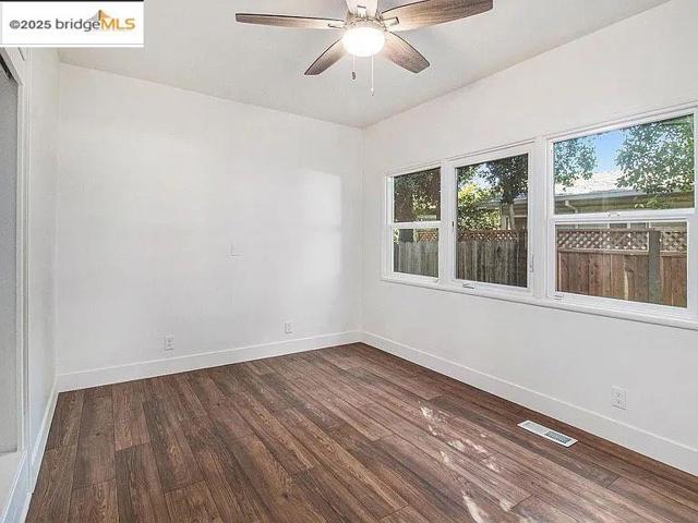 515 W 9Th St, Antioch CA: https://media.crmls.org/mediaz/59898eb4-15d6-4674-afc2-e9ccc32eb833.jpg