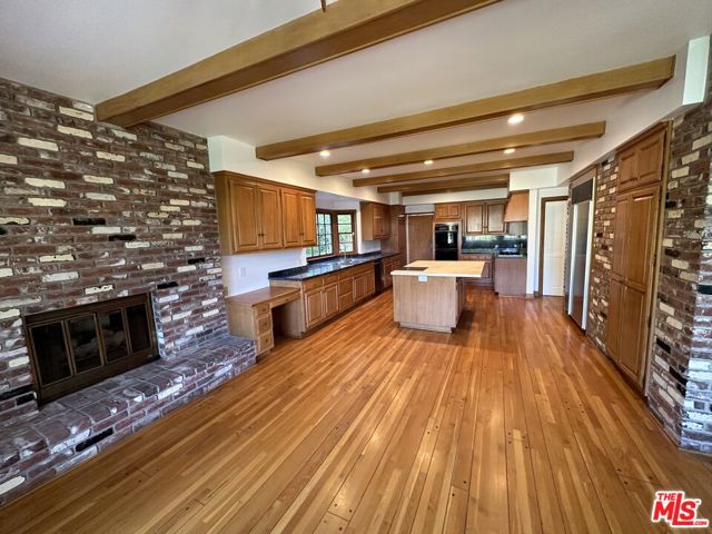 619 N Canon Drive, Beverly Hills CA: https://media.crmls.org/mediaz/5989a74a-89b3-4a5a-a225-1dbbf455a76d.jpg