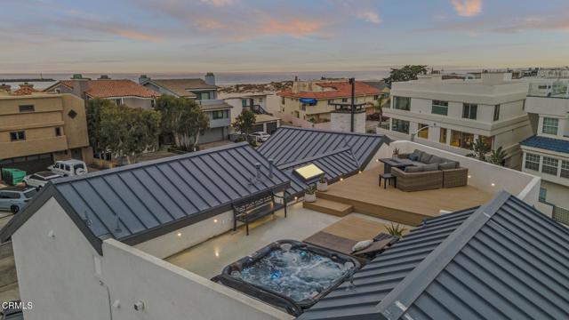 3256 Ocean Drive, Oxnard CA: https://media.crmls.org/mediaz/5989bb22-c28c-496b-bed3-0047904a75d8.jpg