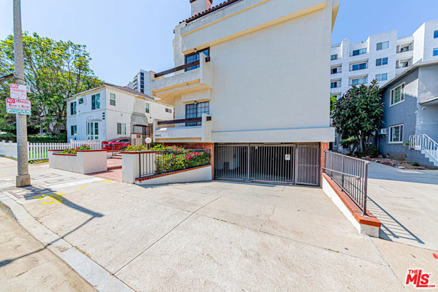 10611 Ashton Avenue, Los Angeles CA: https://media.crmls.org/mediaz/598a80a8-f0c5-414c-9391-703d0ff64ca0.jpg